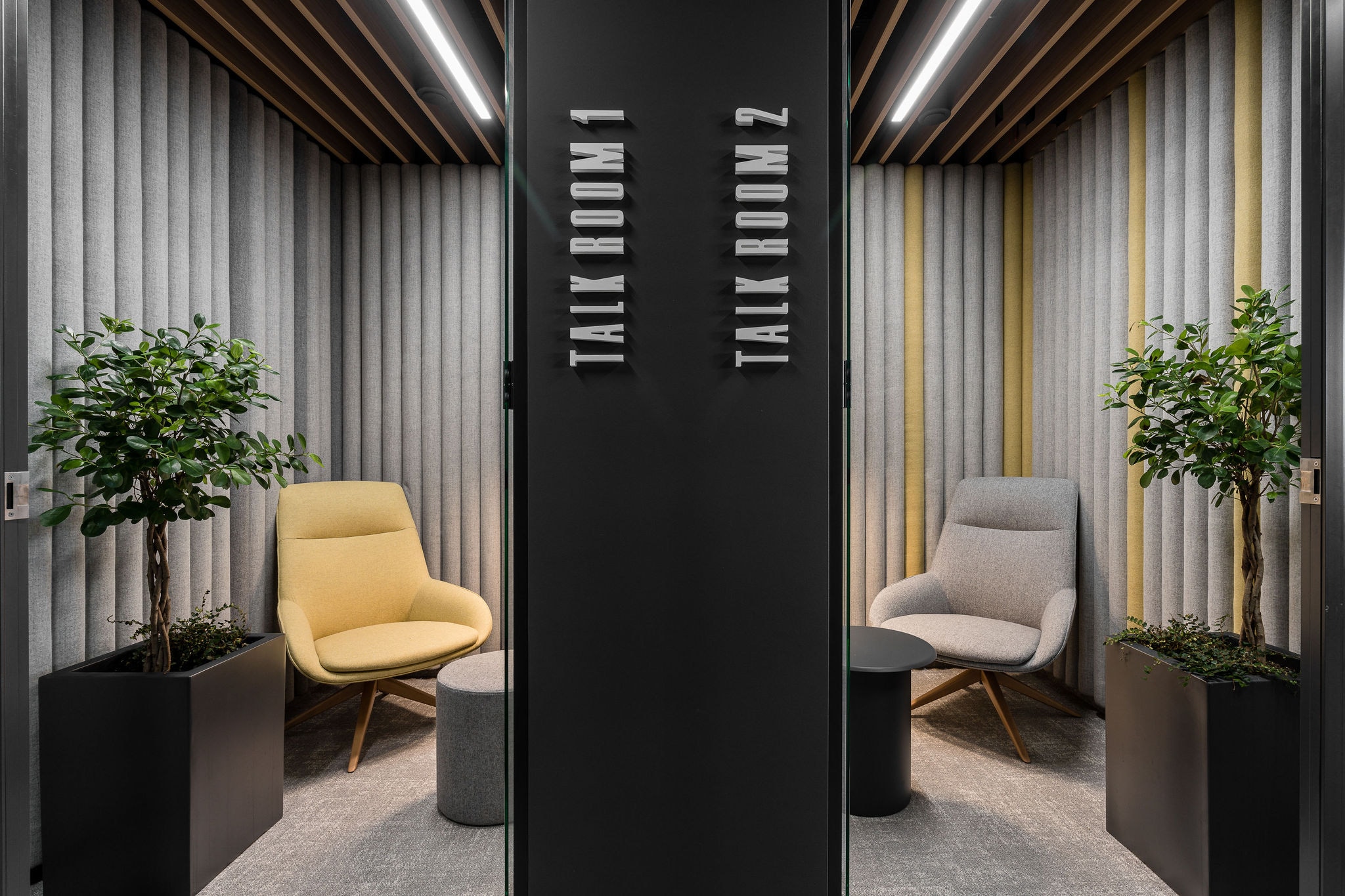 Biuro IT HUB w Poznaniu z żółtymi obwodami i strefami kolaboracji