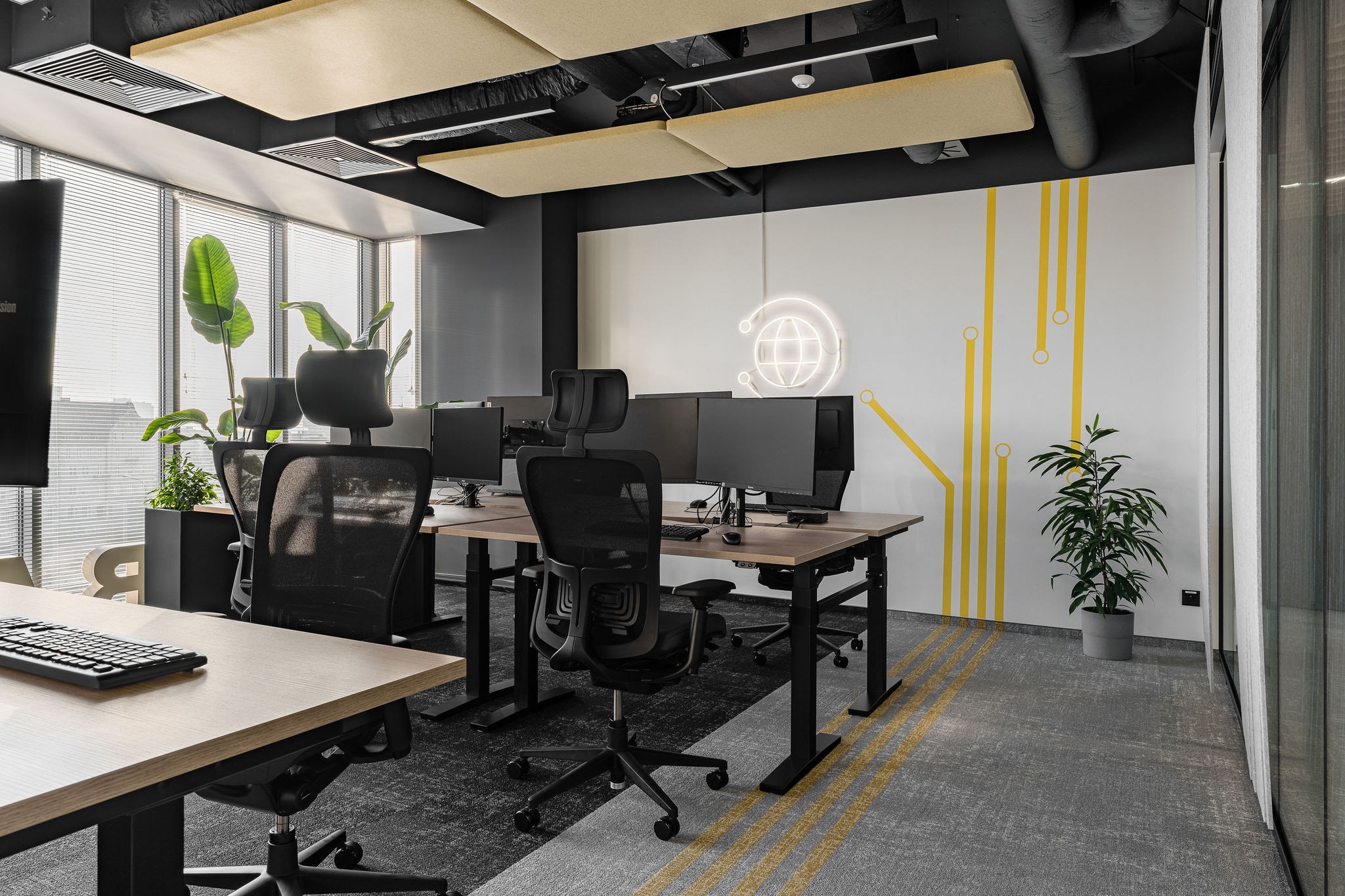 Biuro IT HUB w Poznaniu z żółtymi obwodami i strefami kolaboracji