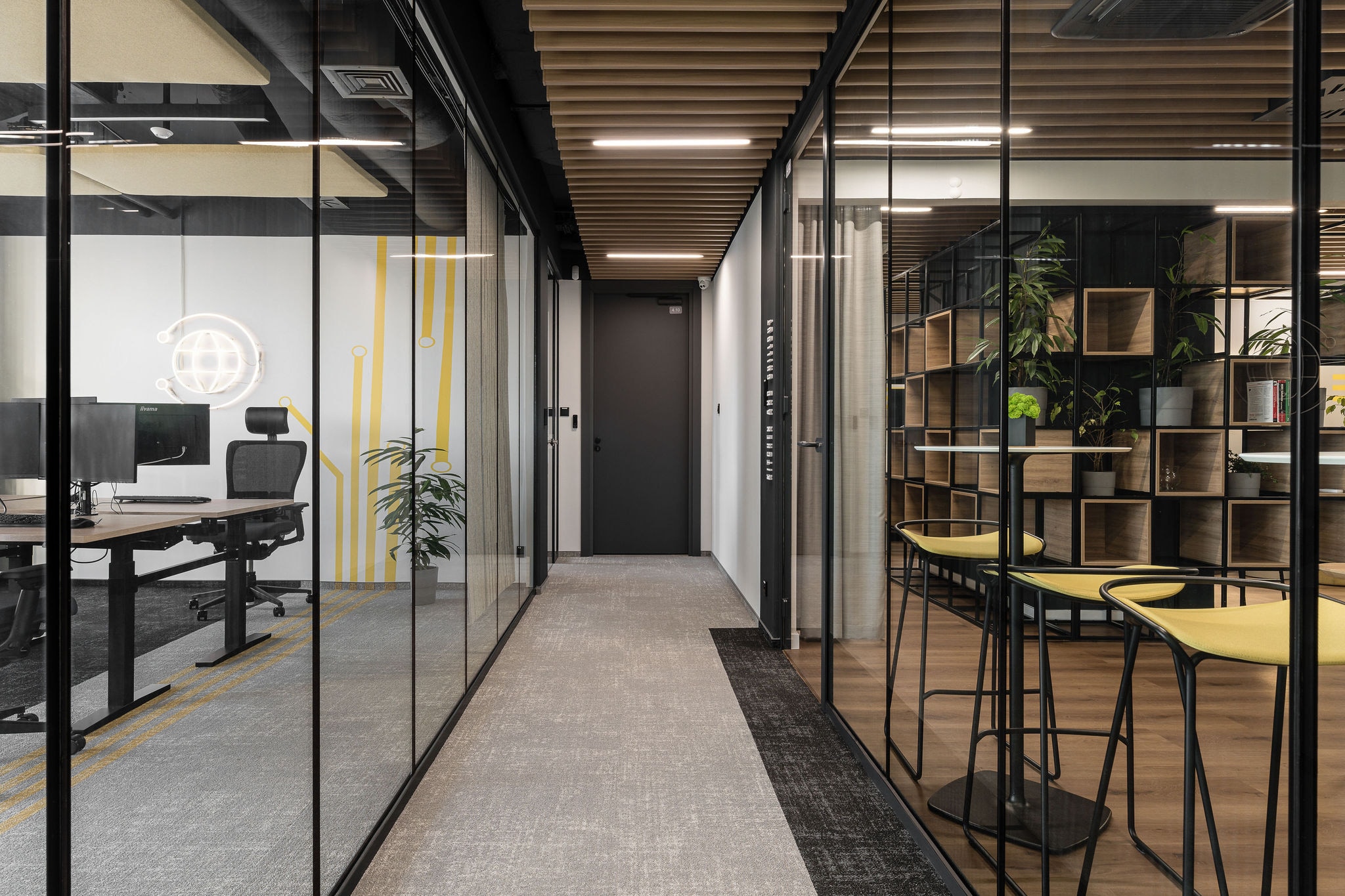 Biuro IT HUB w Poznaniu z żółtymi obwodami i strefami kolaboracji