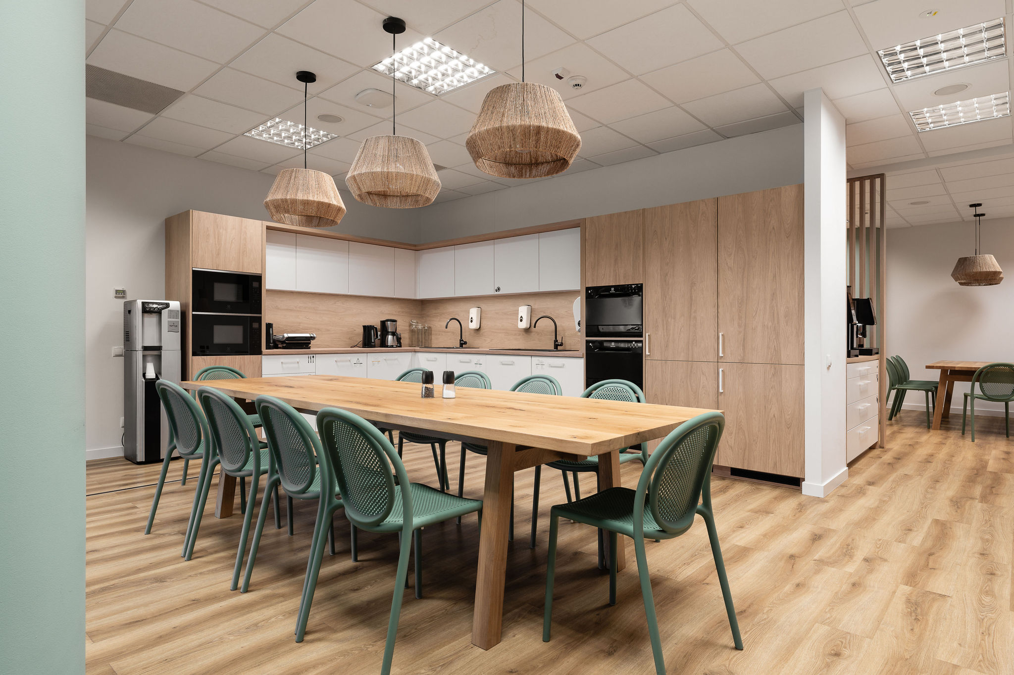 Biuro biuro klienta z branży medycznej w Szczecinie z ciepłą stylistyką i elementami boho