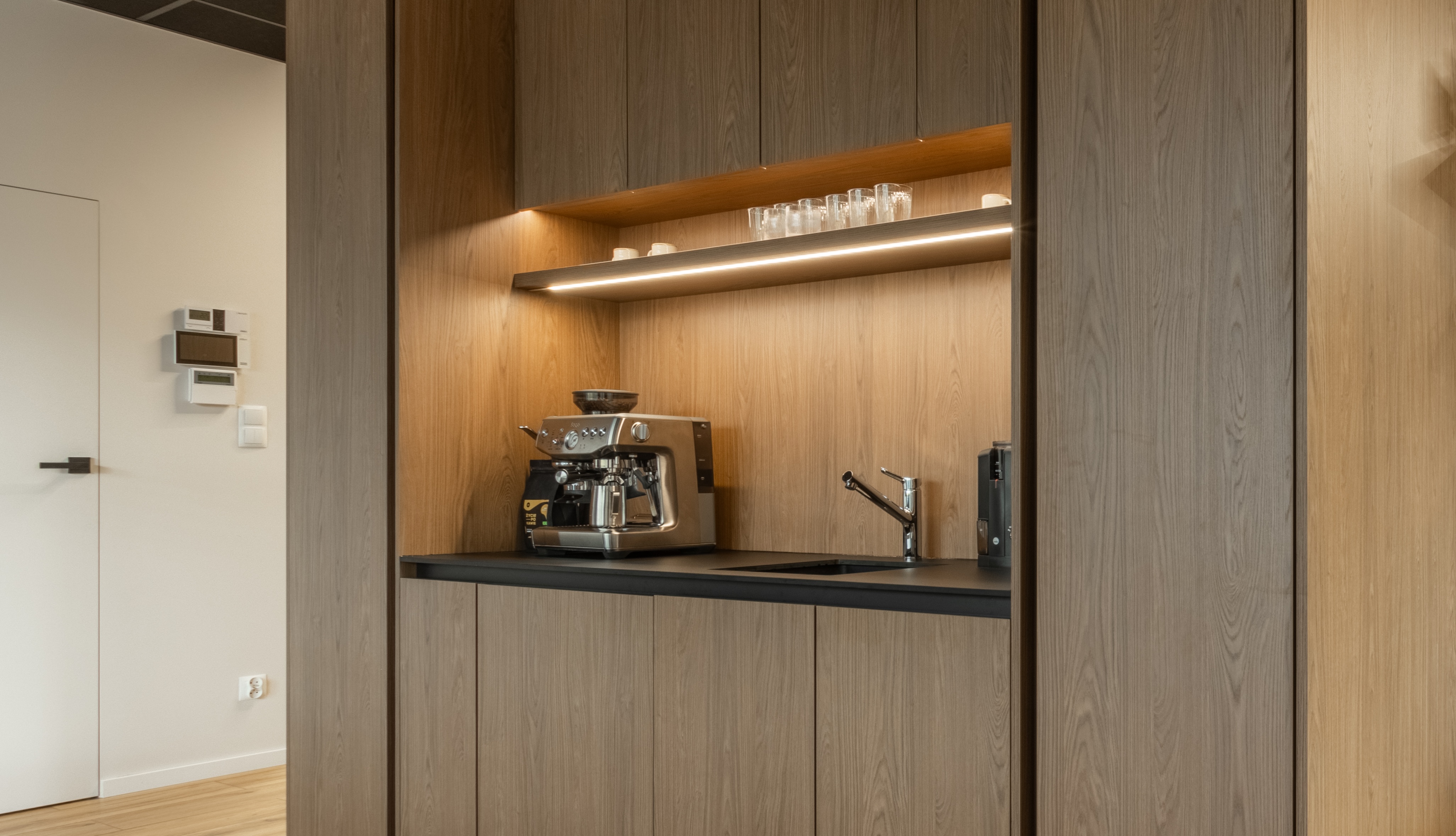 Biuro wytwórni muzycznej w stylu resimercial w Puszczykowie