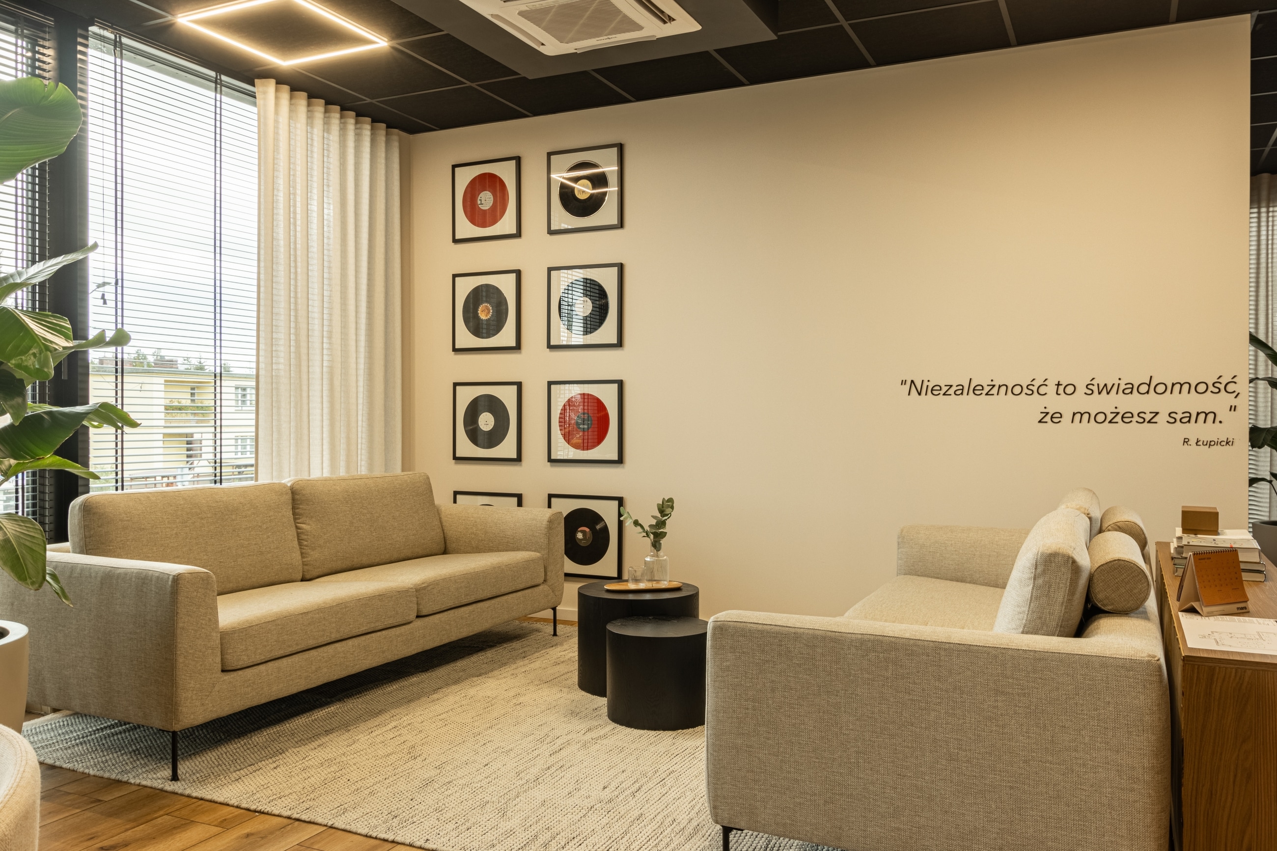 Biuro wytwórni muzycznej w stylu resimercial w Puszczykowie