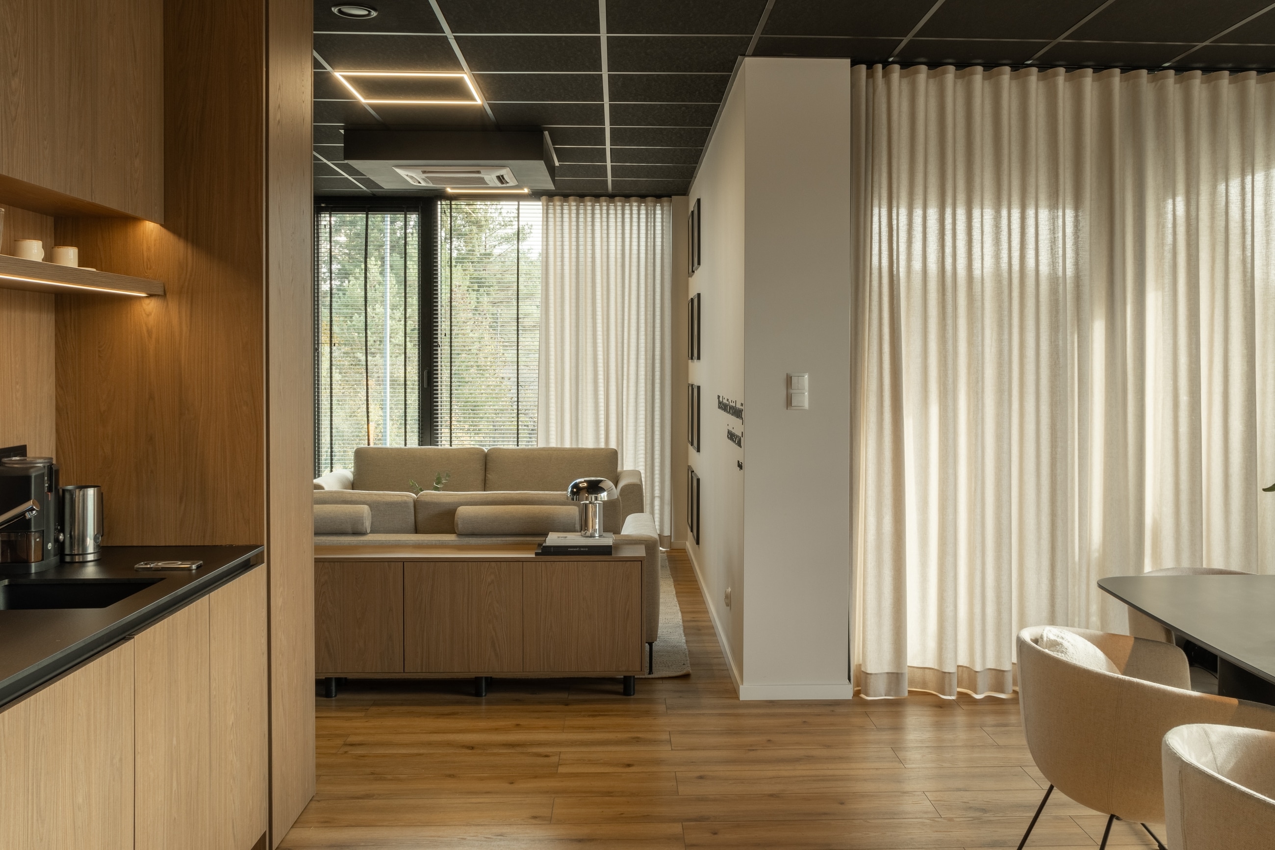 Biuro wytwórni muzycznej w stylu resimercial w Puszczykowie